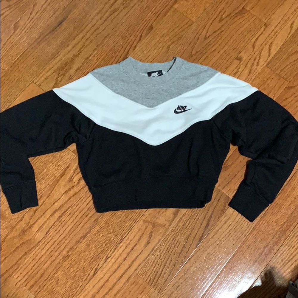 Nike crop sweatshirt (size xs)
